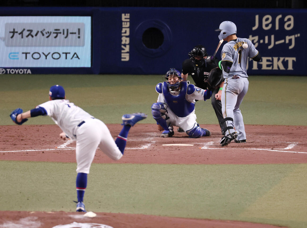 中日対阪神　5回表阪神無死、森下翔太は死球を受ける。投手中西聖輝（撮影・加藤哉）