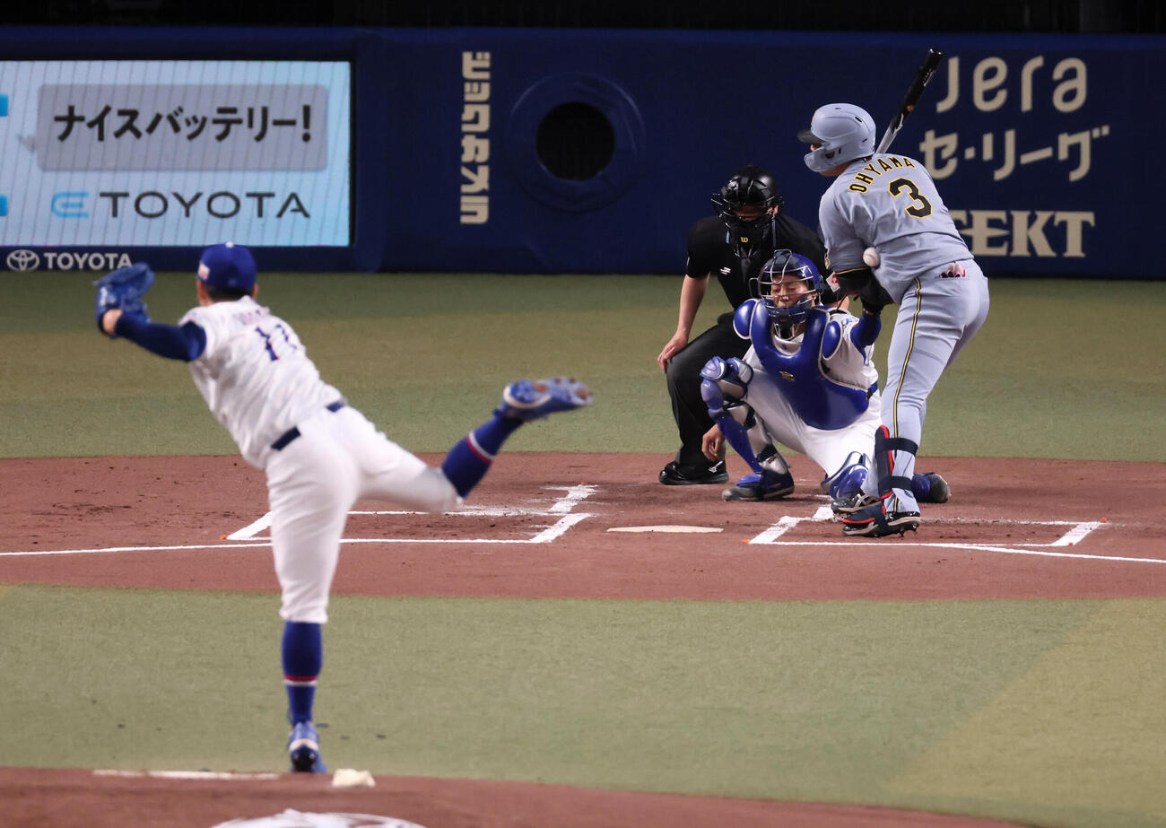 中日対阪神　1回表阪神2死一、二塁、大山悠輔は死球を受ける。投手中西聖輝（撮影・加藤哉）