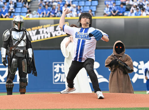 【DeNA】「スター・ウォーズ」始球式　声優森川智之がキャラクターと登場　ノーバン投球披露