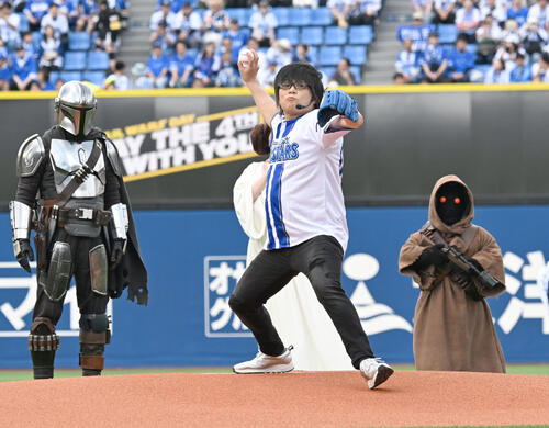 DeNA】「スター・ウォーズ」始球式 声優森川智之がキャラクターと登場