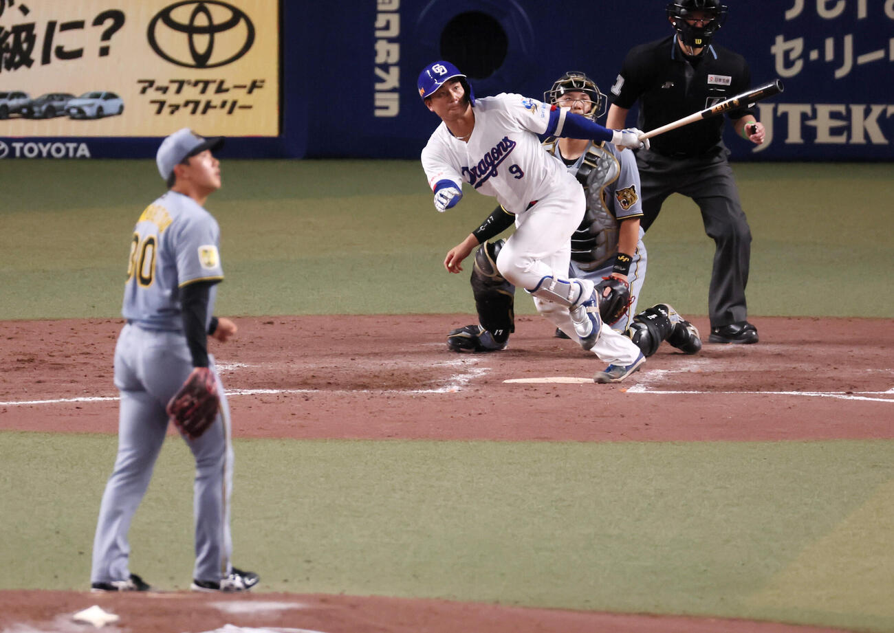 中日対阪神　5回裏中日1死、門別啓人は石伊雄太に左越えソロ本塁打を浴びる（撮影・加藤哉）