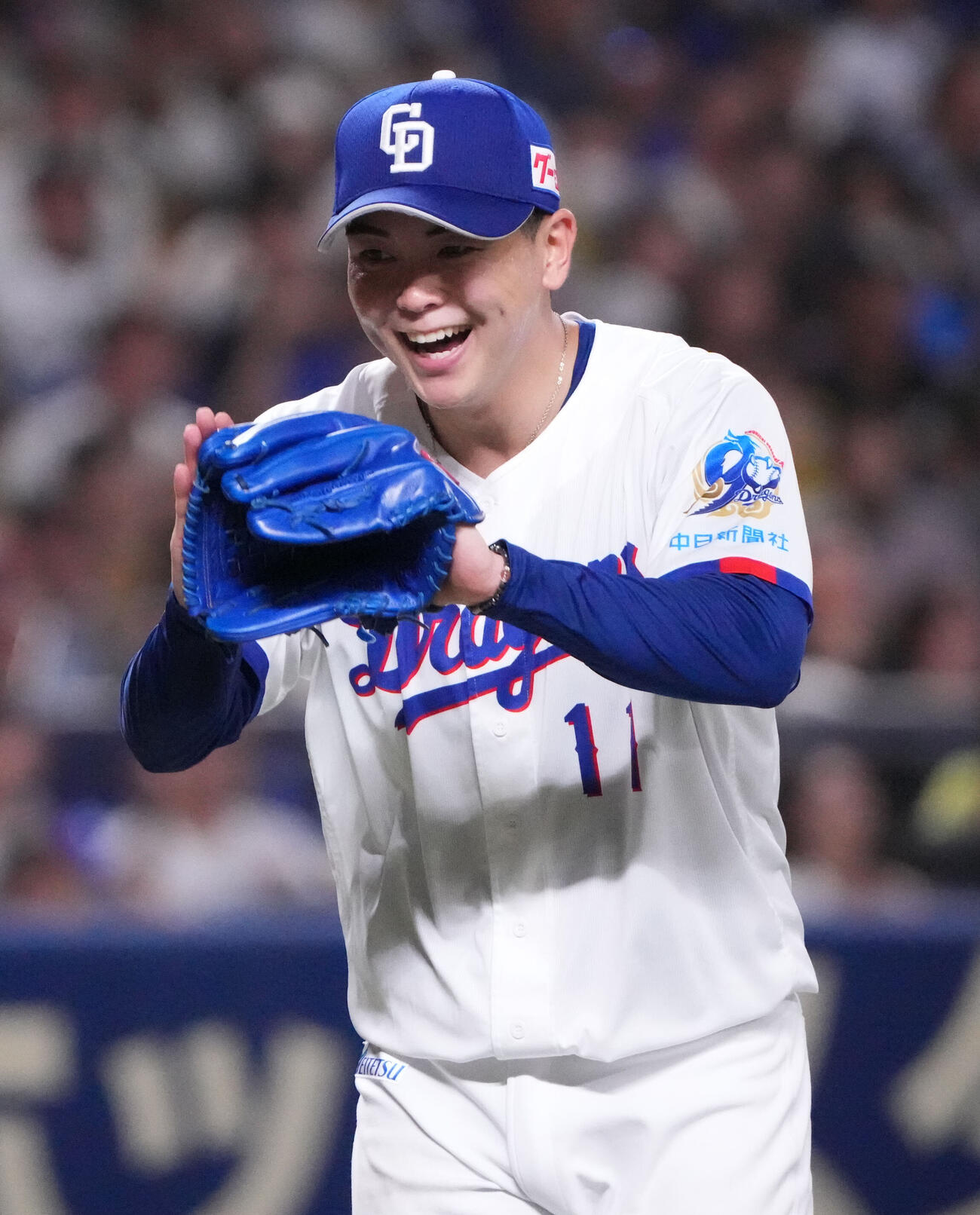 中日対阪神　6回表終了、味方の好守に明るい表情でグラブをたたきベンチへ戻る中西聖輝（撮影・森本幸一）