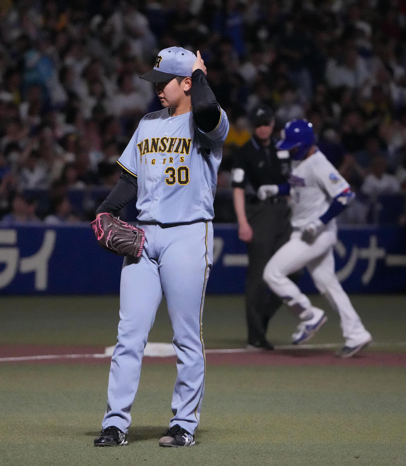 中日対阪神　5回裏中日1死、門別啓人（左）は石伊雄太にソロ本塁打を打たれる（撮影・森本幸一）