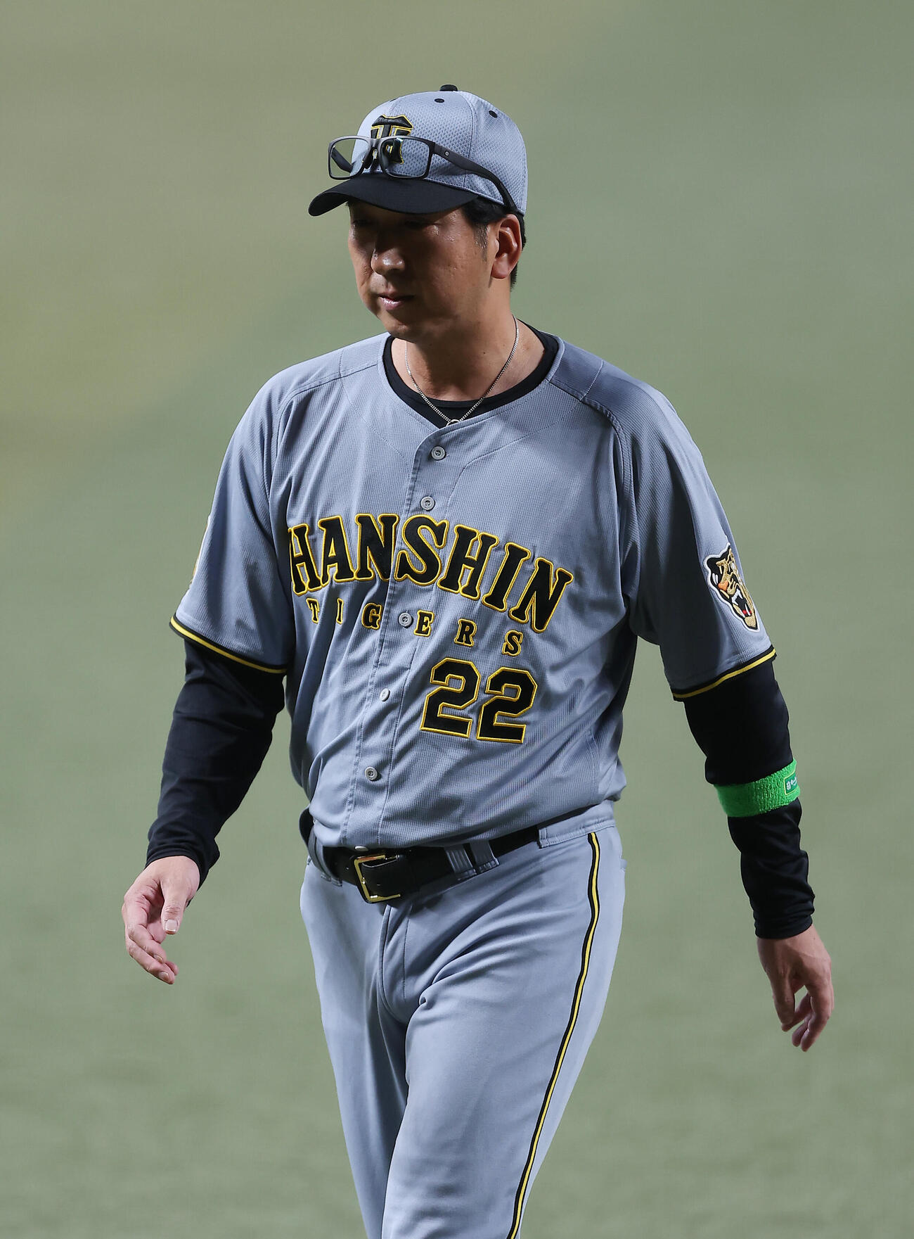 中日対阪神　1回裏中日2死二塁、マウンドでる門別啓人と言葉を交わし、厳しい表情でベンチへ戻る藤川球児監督（撮影・前田充）