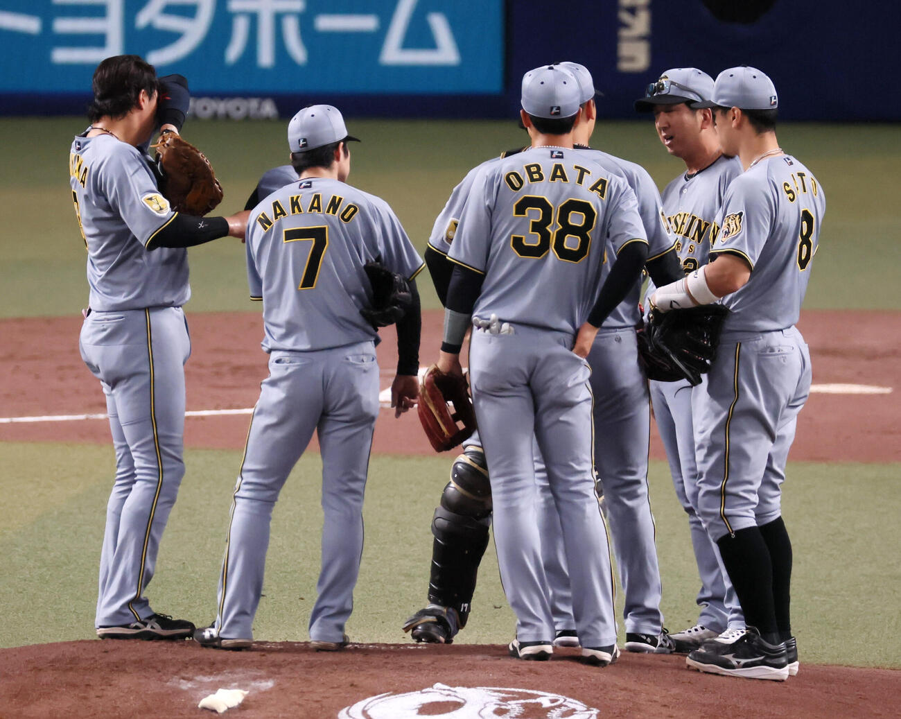 中日対阪神　1回裏中日1死二塁、藤川球児監督（左から6人目）はマウンドの門別啓人に声をかける（撮影・加藤哉）