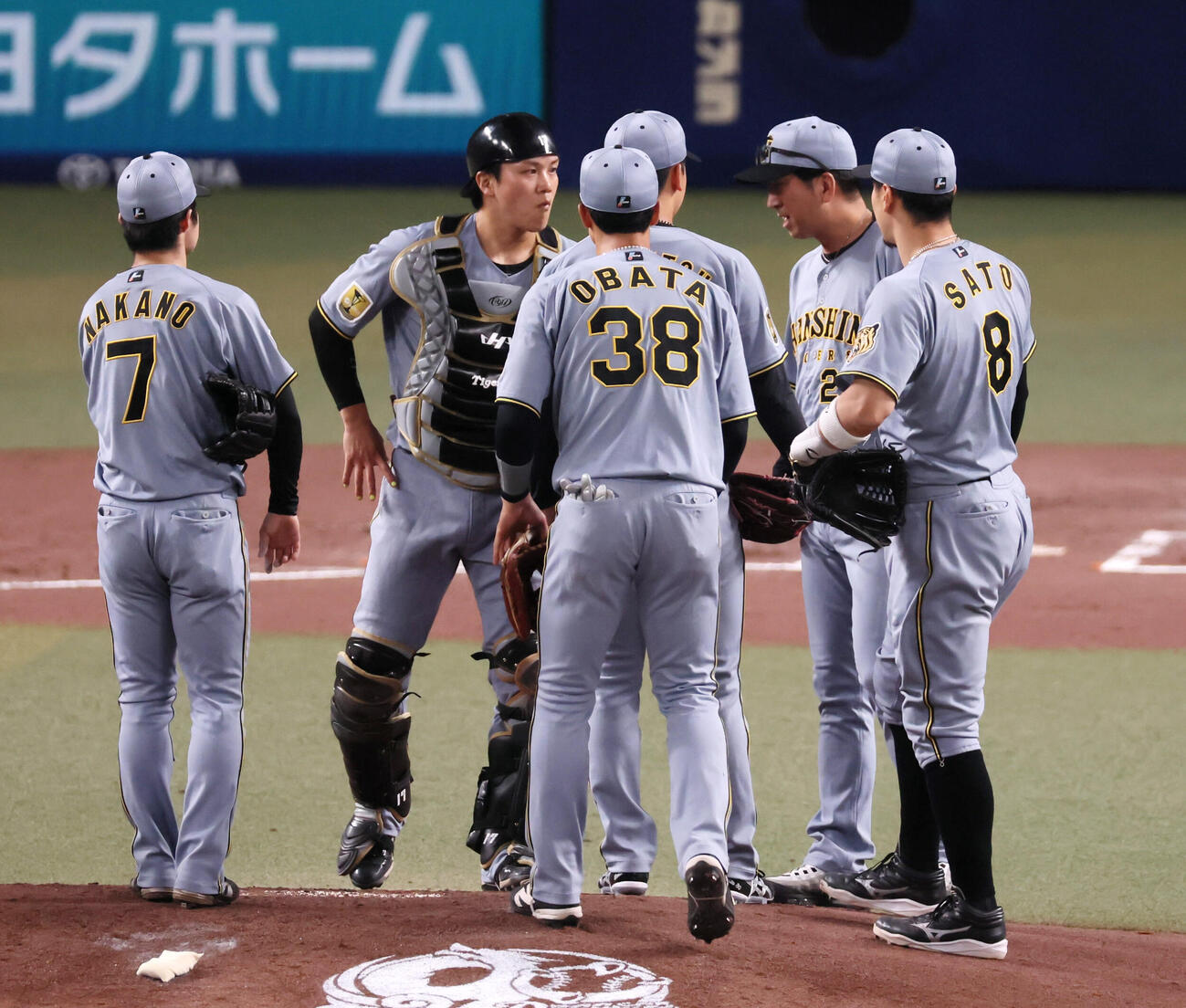 中日対阪神　1回裏中日1死二塁、藤川球児監督（左から5人目）はマウンドの門別啓人に声をかける（撮影・加藤哉）