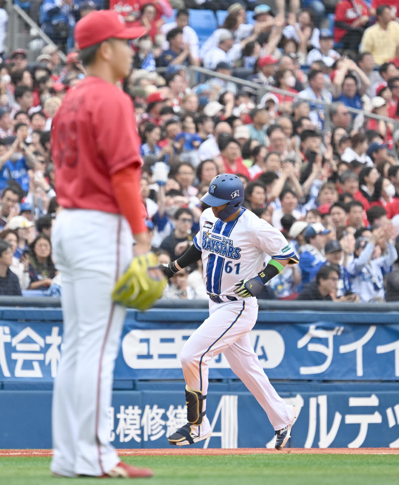 DeNA対広島　4回裏DeNA2死二塁、辻大雅（左）からバックスクリーンに飛び込む2点本塁打を放った蝦名達夫（撮影・千葉一成）