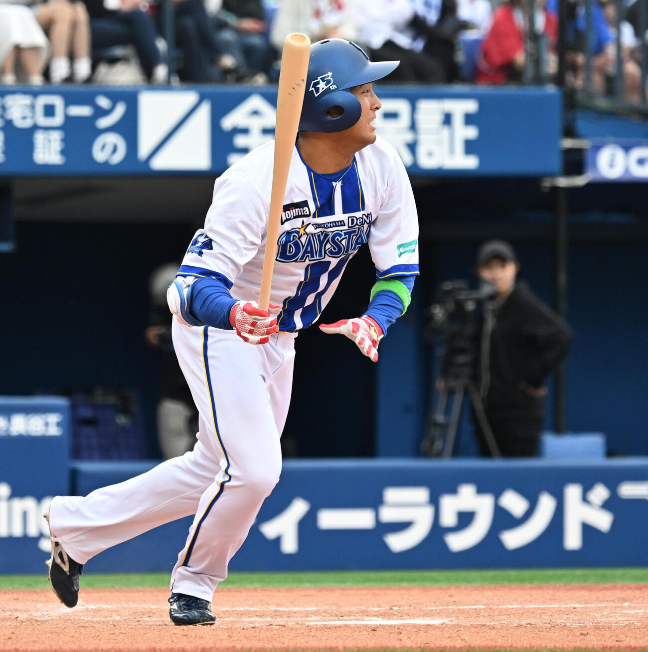DeNA対広島　4回裏DeNA2死一、二塁、勝又温史が左前に2点適時二塁打を放つ（撮影・千葉一成）