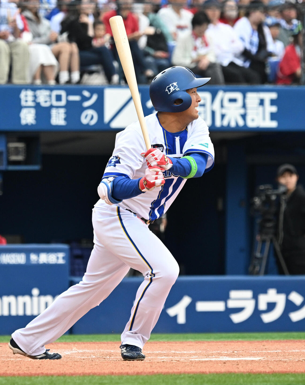 DeNA対広島　4回裏DeNA2死一、二塁、勝又温史が左前に2点適時二塁打を放つ（撮影・千葉一成）