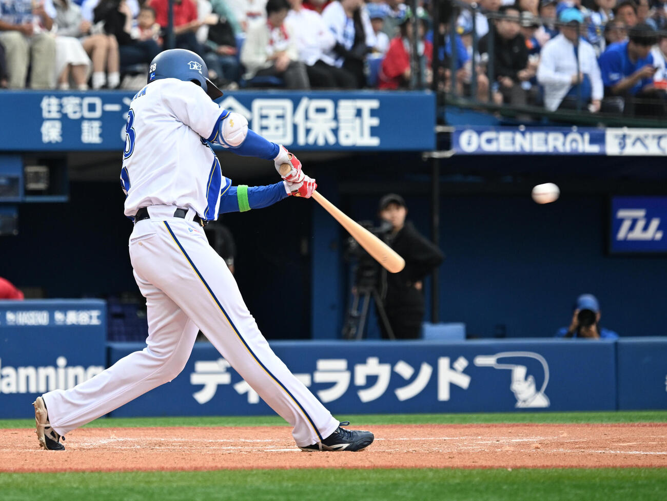 DeNA対広島　4回裏DeNA2死一、二塁、勝又温史が左前に2点適時二塁打を放つ（撮影・千葉一成）