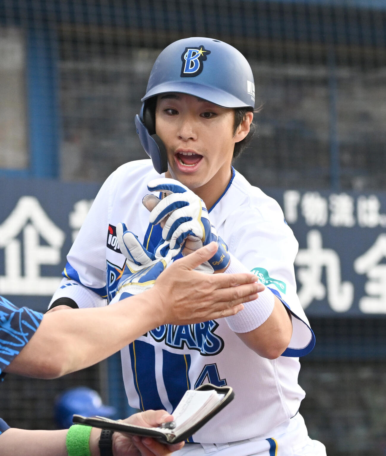 DeNA対広島　3回裏DeNA1死一、三塁、勝又温史の適時打で生還した度会隆輝（撮影・千葉一成）