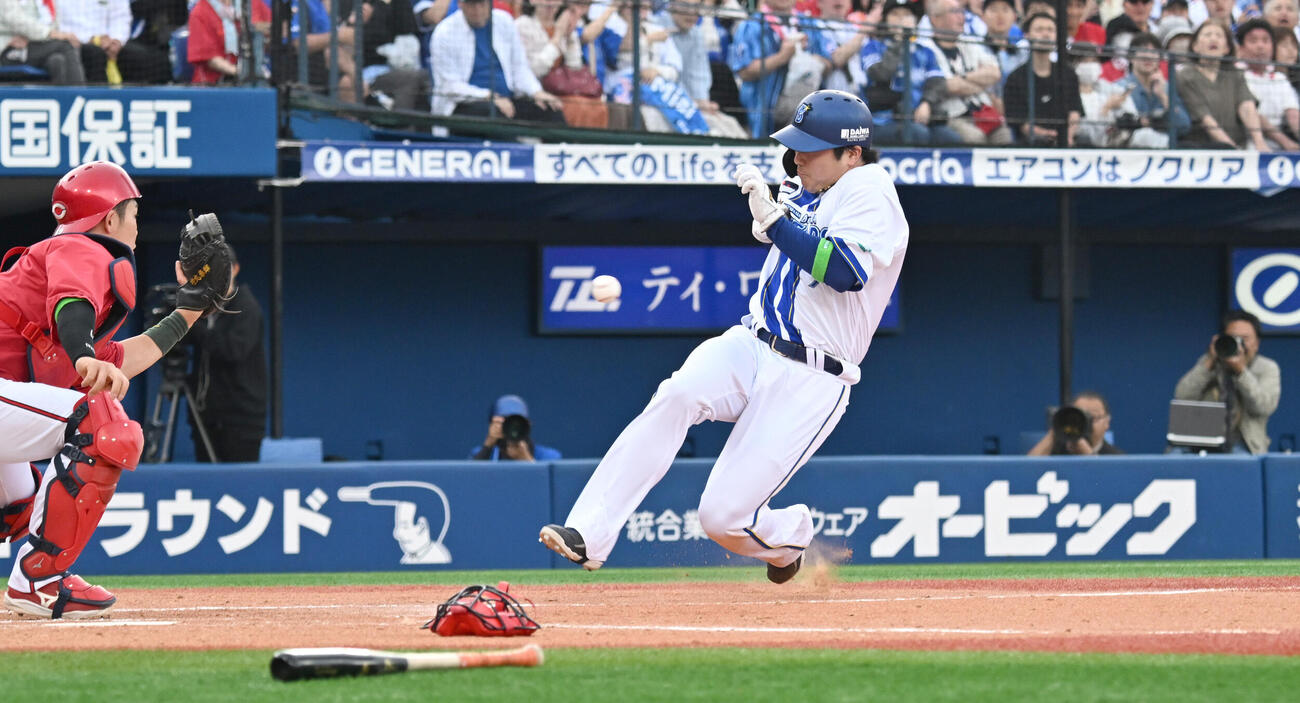 DeNA対広島　3回裏DeNA一死一、二塁、蝦名達夫の左前の適時打で本塁に滑り込む佐野恵太。捕手持泰輝（撮影・千葉一成）