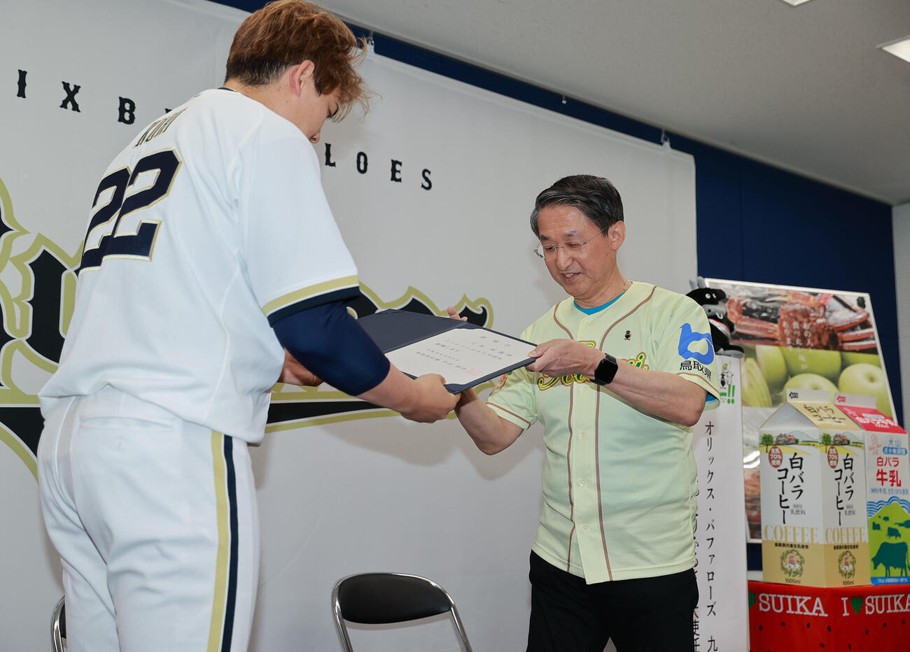 「とっとりふるさと大使」任命式でオリックス九里亜蓮に委嘱状を渡す平井伸治鳥取県知事（撮影・上山淳一）