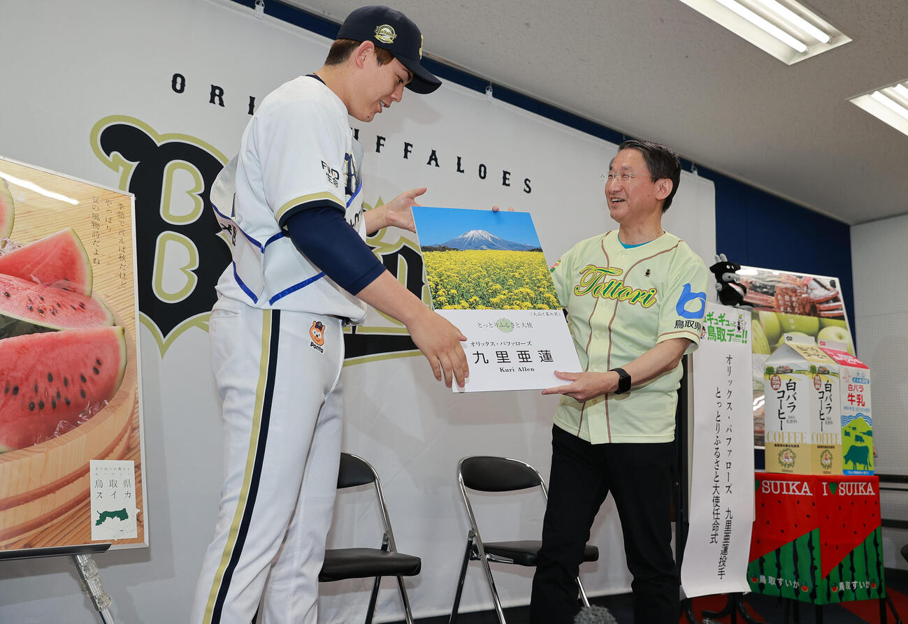 「とっとりふるさと大使」任命式で平井伸治鳥取県知事（右）から名刺を受け取るオリックス九里亜蓮（撮影・上山淳一）
