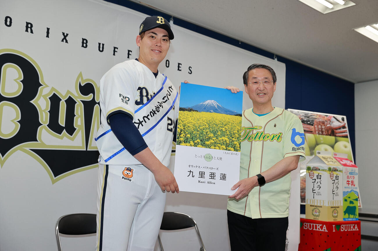 「とっとりふるさと大使」任命式で平井伸治鳥取県知事（右）から名刺を受け取るオリックス九里亜蓮（撮影・上山淳一）