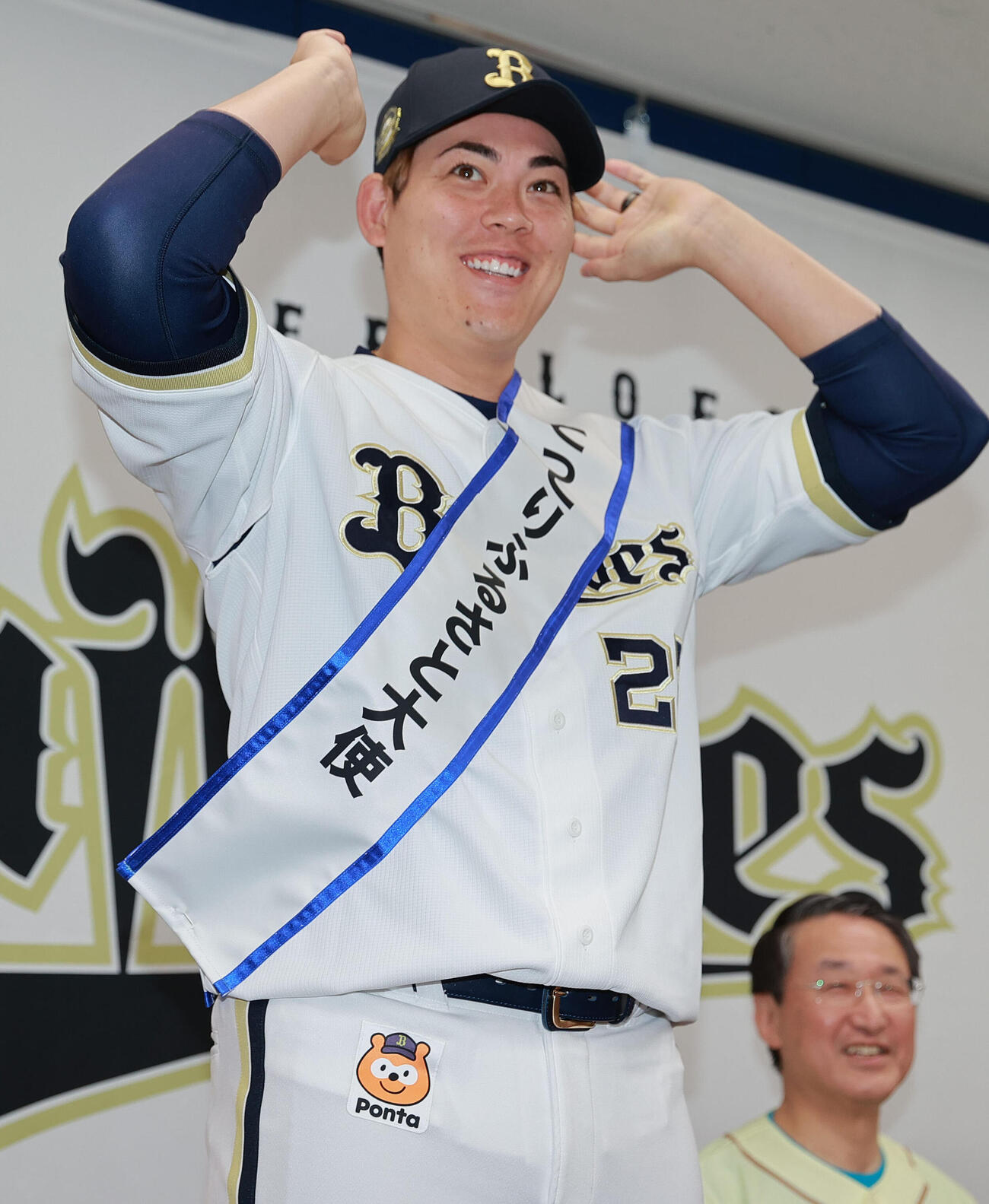 「とっとりふるさと大使」任命式であいさつするオリックス九里亜蓮（撮影・上山淳一）