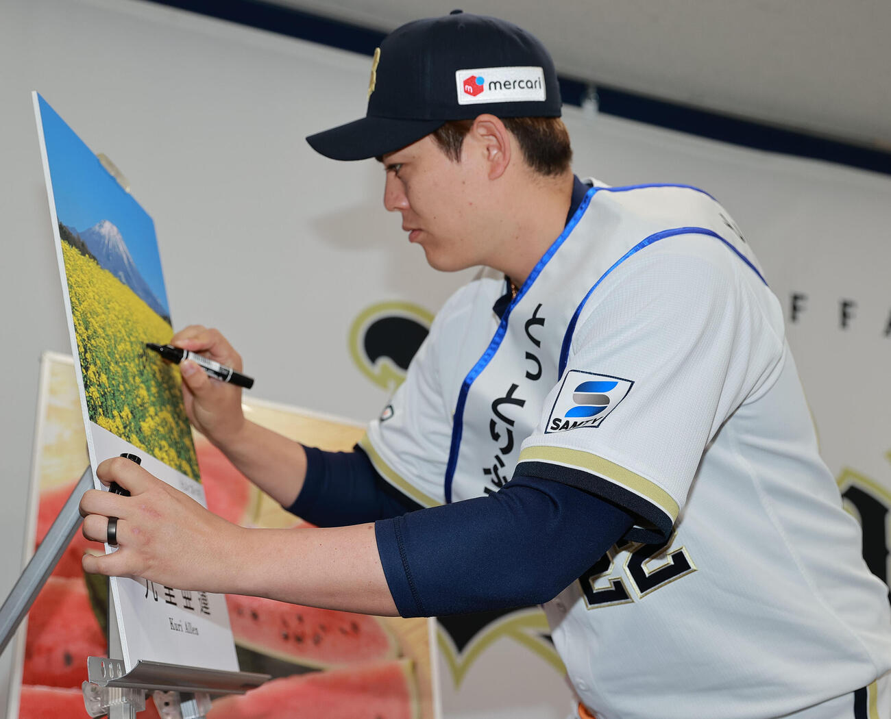 「とっとりふるさと大使」任命式で名詞にサインするオリックス九里亜蓮（撮影・上山淳一）