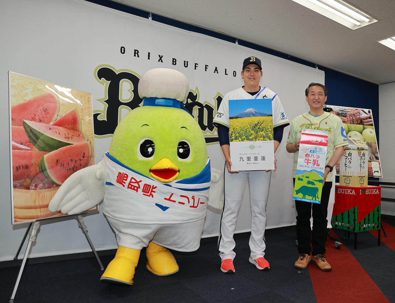 「とっとりふるさと大使」任命式で記念撮影するオリックス九里亜蓮（中央）。右は平井伸治鳥取県知事。左はトリピー（撮影・上山淳一）