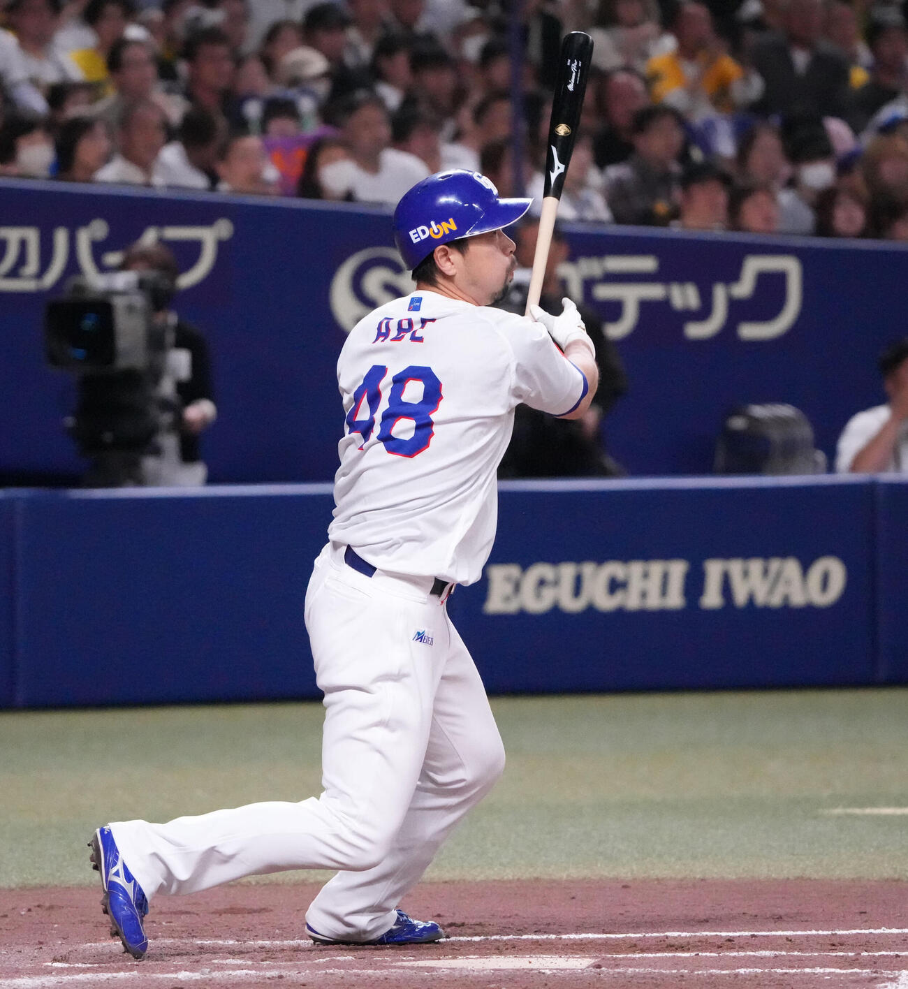 中日対阪神　7回裏中日2死一、二塁、2点適時二塁打を放つ阿部寿樹（撮影・森本幸一）
