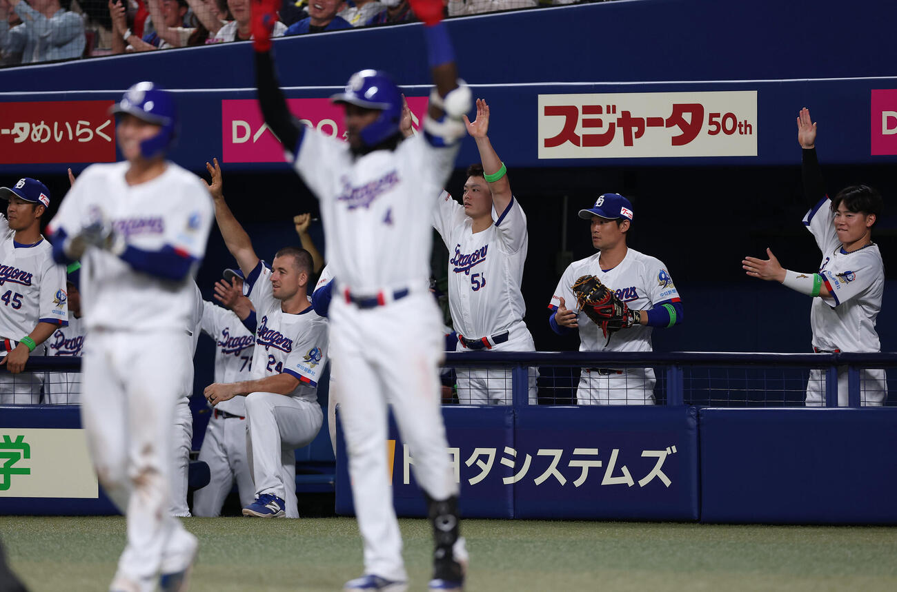 中日対阪神　7回裏中日2死一、二塁、代打阿部寿樹が2点適時二塁打を放ち、喜ぶ中日の選手たち（撮影・前田充）