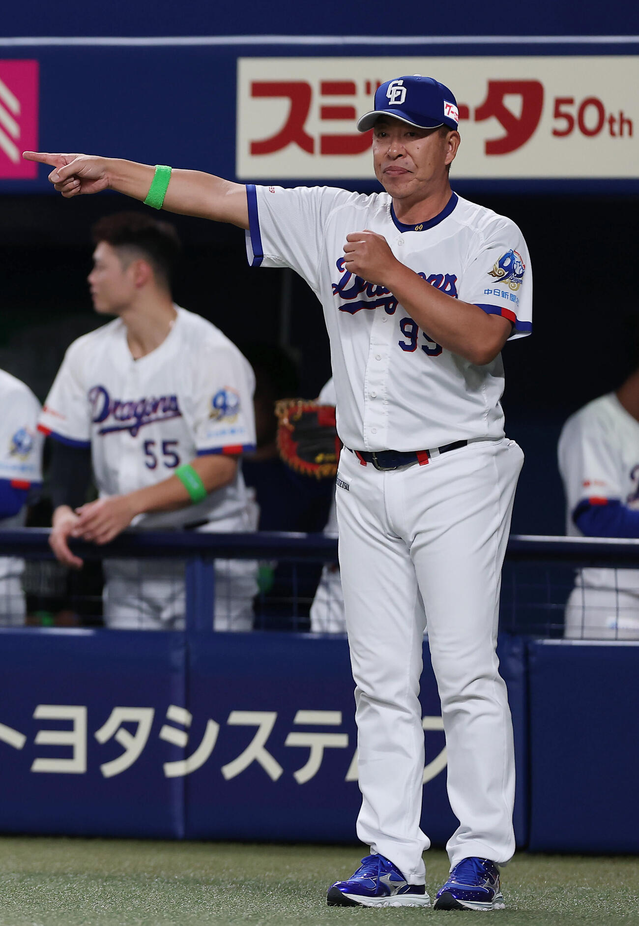 中日対阪神　7回裏、選手交代を告げる中日井上一樹監督（撮影・前田充）