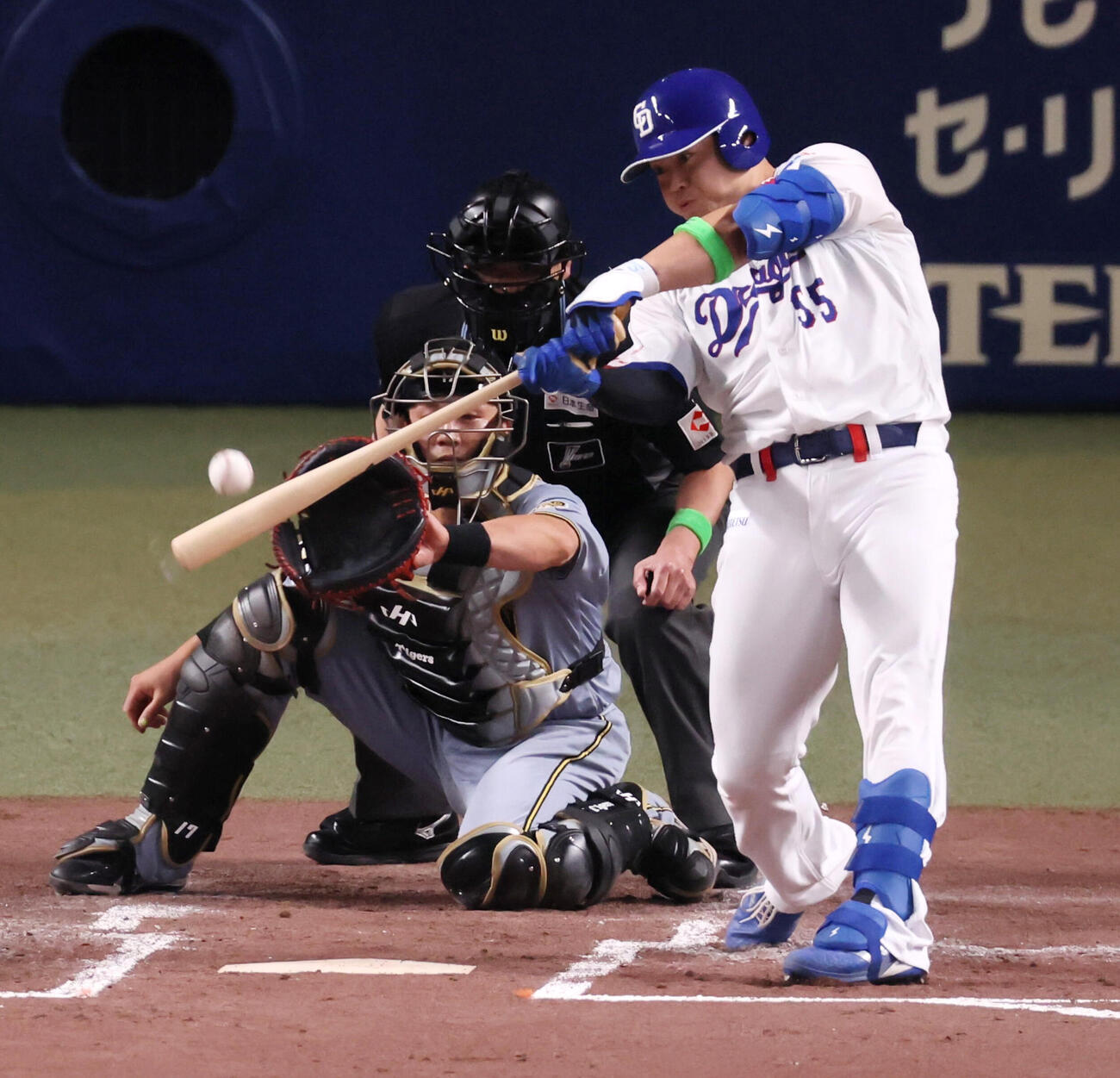 中日対阪神　1回裏中日無死一、二塁、細川成也は右中間越え3点本塁打を放つ（撮影・加藤哉）