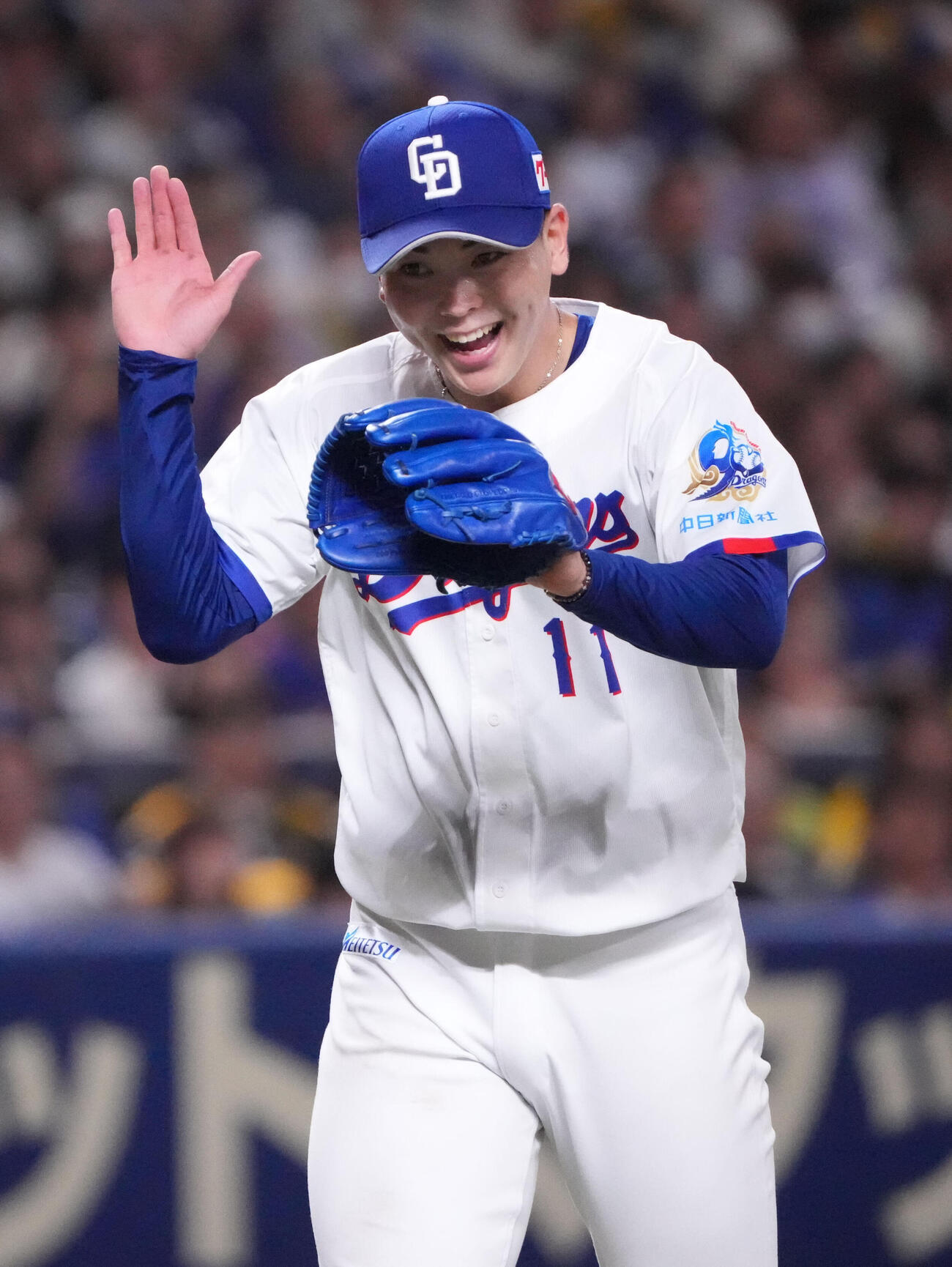 中日対阪神　6回表終了、味方の好守に明るい表情でグラブをたたきベンチへ戻る中西聖輝（撮影・森本幸一）