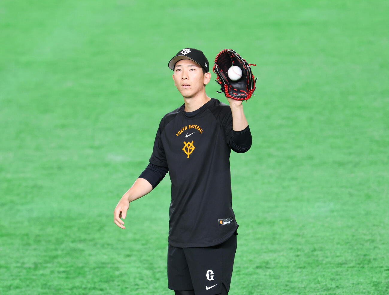 巨人対ヤクルト　キャッチボールをする巨人戸郷翔征（撮影・増田悦実）