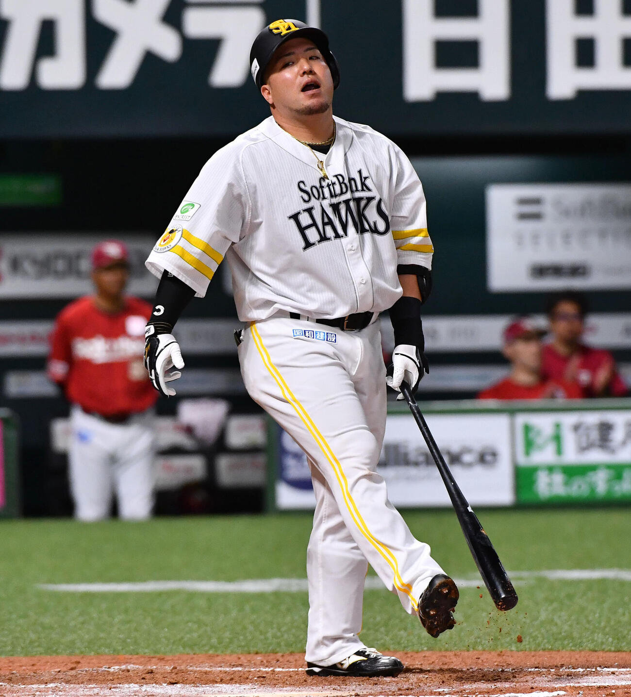 5月3日、ソフトバンク対楽天　空振り三振に倒れ、悔しそうな表情を見せる山川穂高