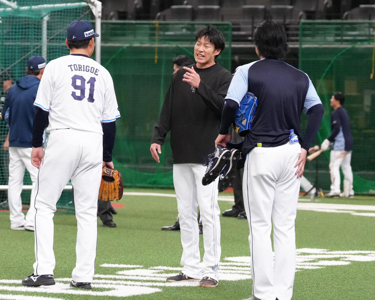 西武対ソフトバンク　試合前、西武鳥越裕介コーチ（左）らと談笑するソフトバンク柳田悠岐（中央）　（撮影・足立雅史）