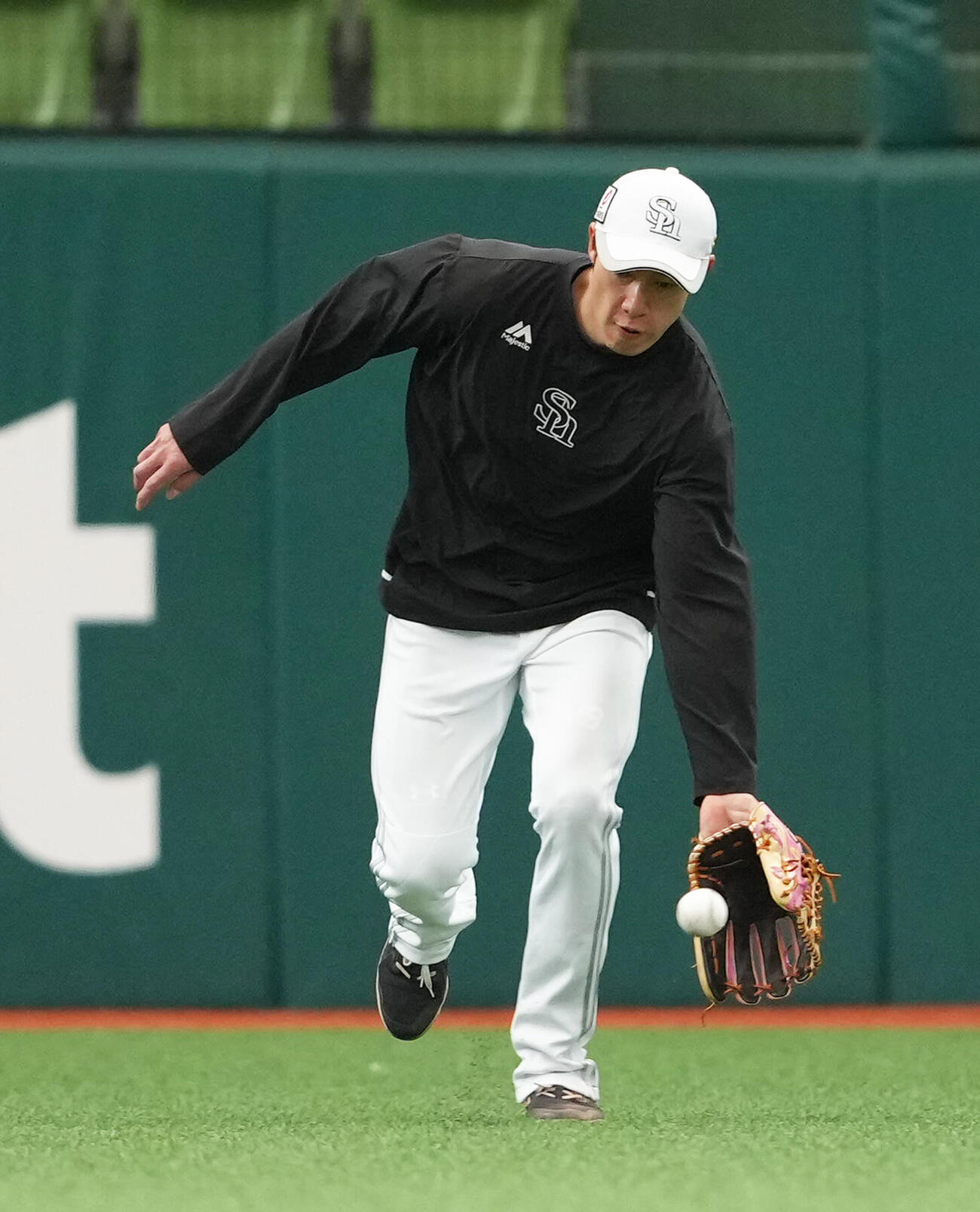 西武対ソフトバンク　試合前、守備練習するソフトバンク柳田悠岐　（撮影・足立雅史）