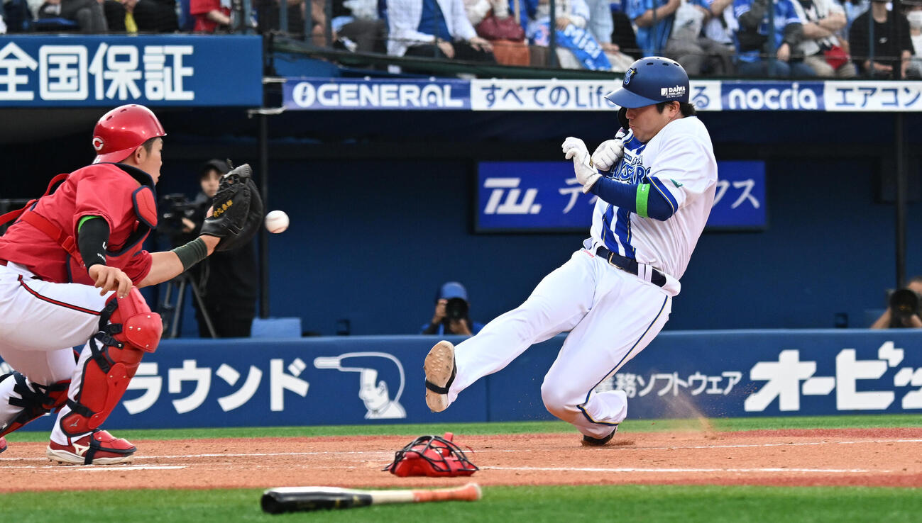 DeNA対広島　3回裏DeNA一死一、二塁、蝦名達夫の左前の適時打で本塁に滑り込む佐野恵太。捕手持泰輝（撮影・千葉一成）