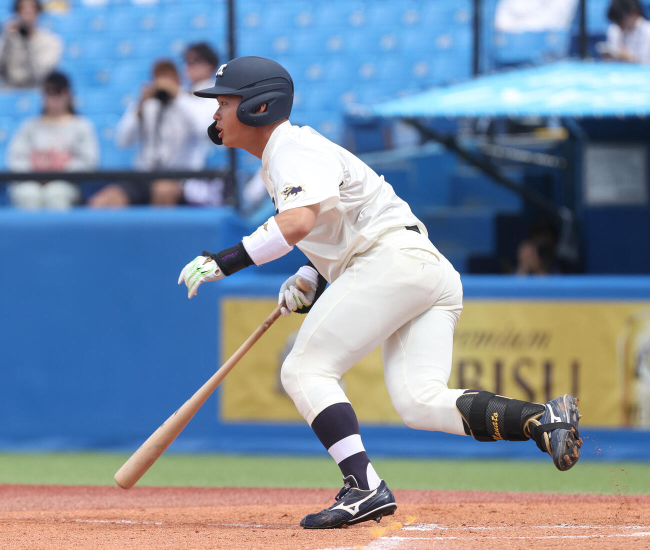 東京6大学野球　立大対明大　1回裏明大無死一、二塁、榊原七斗は適時打を放つ（撮影・柴田隆二）