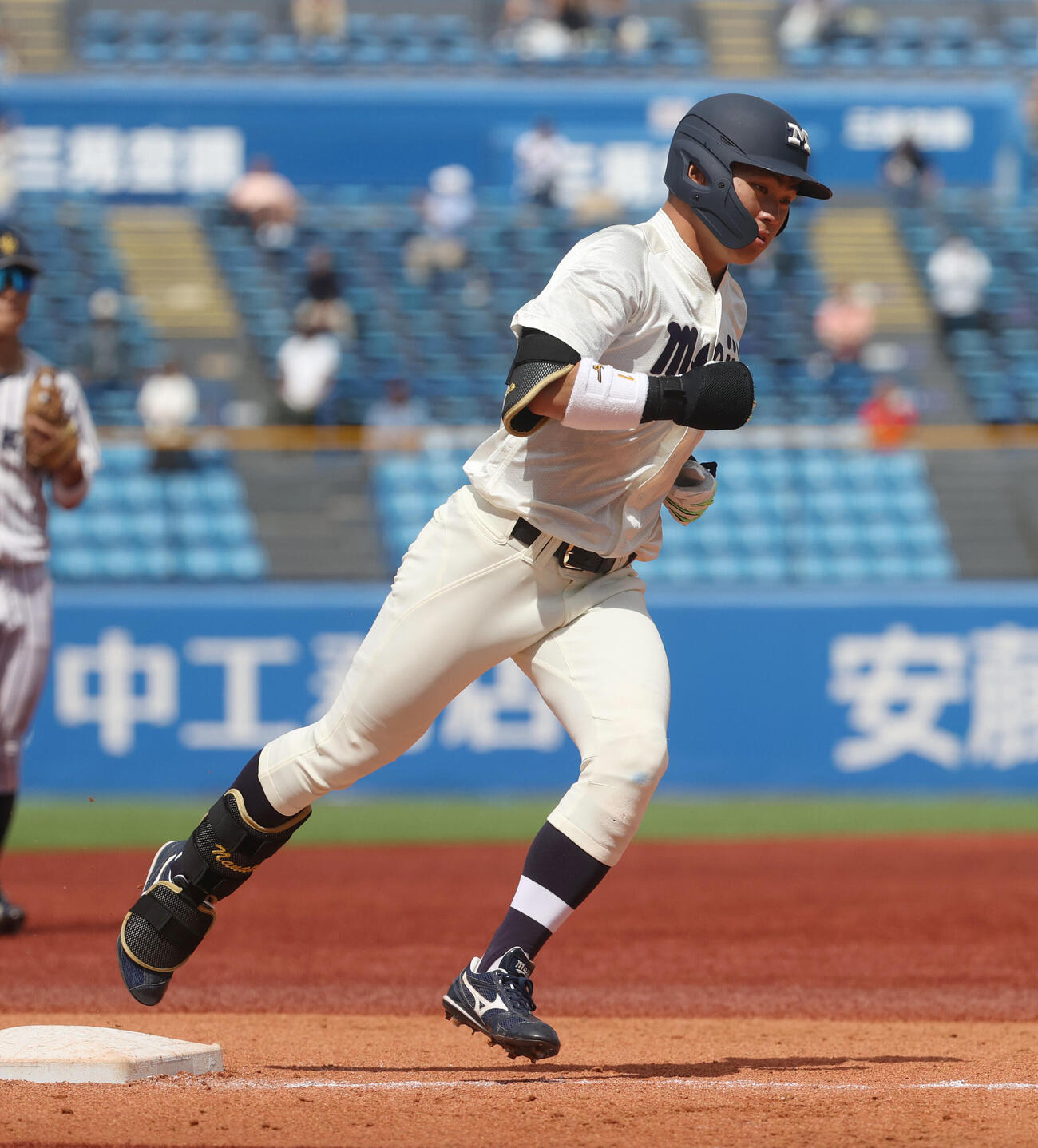 東京6大学野球　立大対明大　2回裏明大2死、榊原七斗は本塁打を放ち生還する（撮影・柴田隆二）