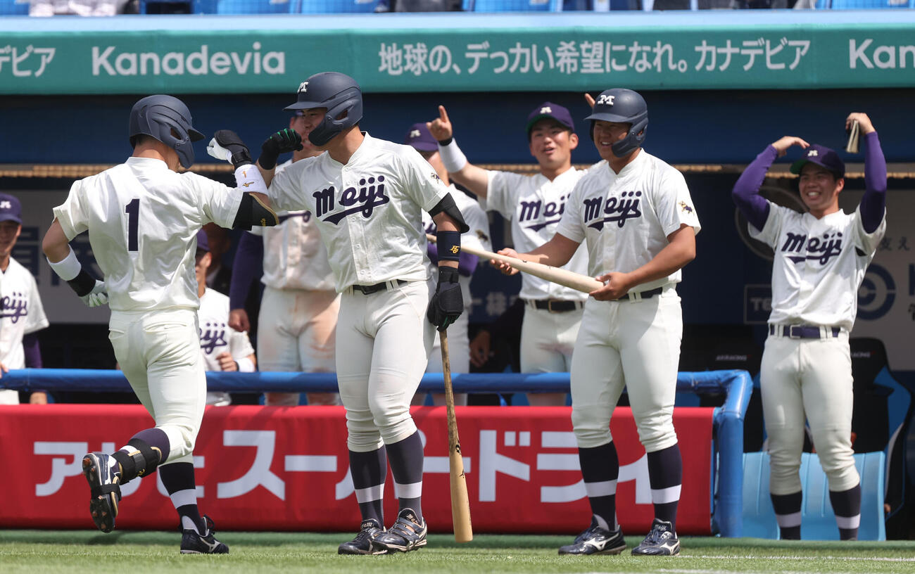 東京6大学野球　立大対明大　2回裏明大2死、榊原七斗は本塁打を放ちナインの出迎えを受ける（撮影・柴田隆二）