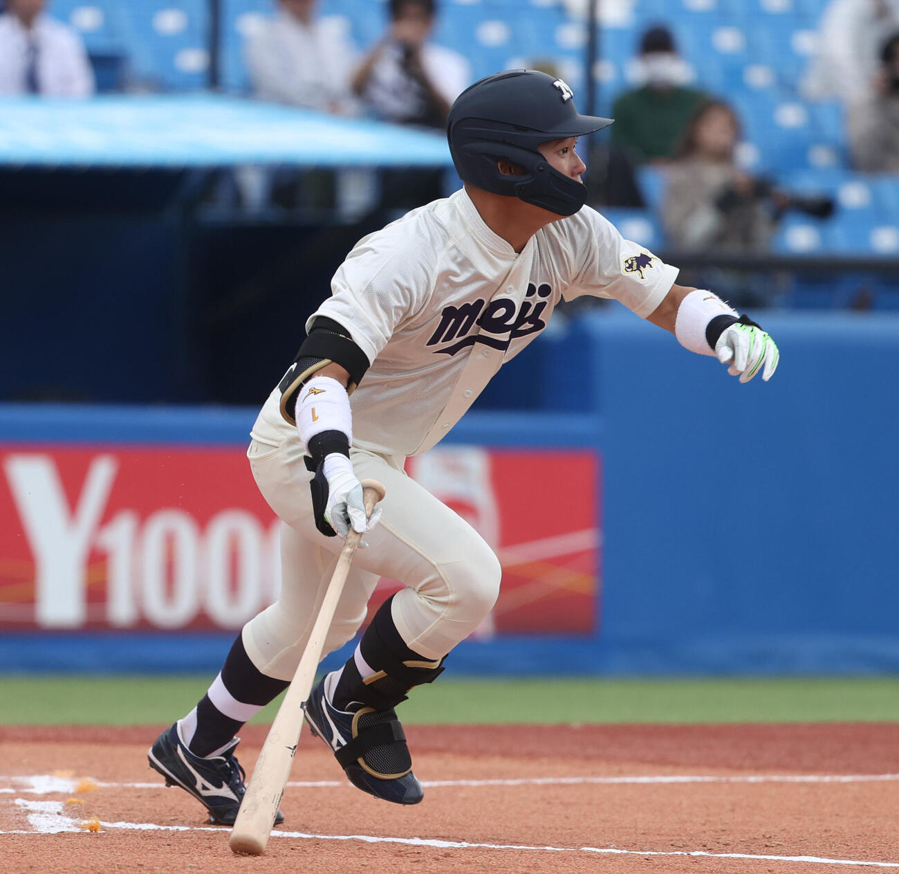 東京6大学野球　立大対明大　6回裏明大無死、榊原七斗は二塁打を放つ（撮影・柴田隆二）