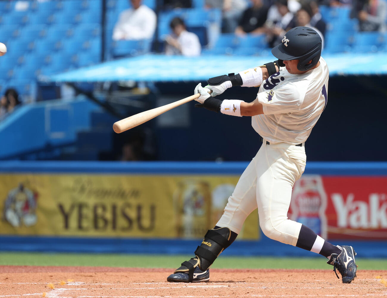 東京6大学野球　立大対明大　2回裏明大2死、榊原七斗は本塁打を放つ（撮影・柴田隆二）