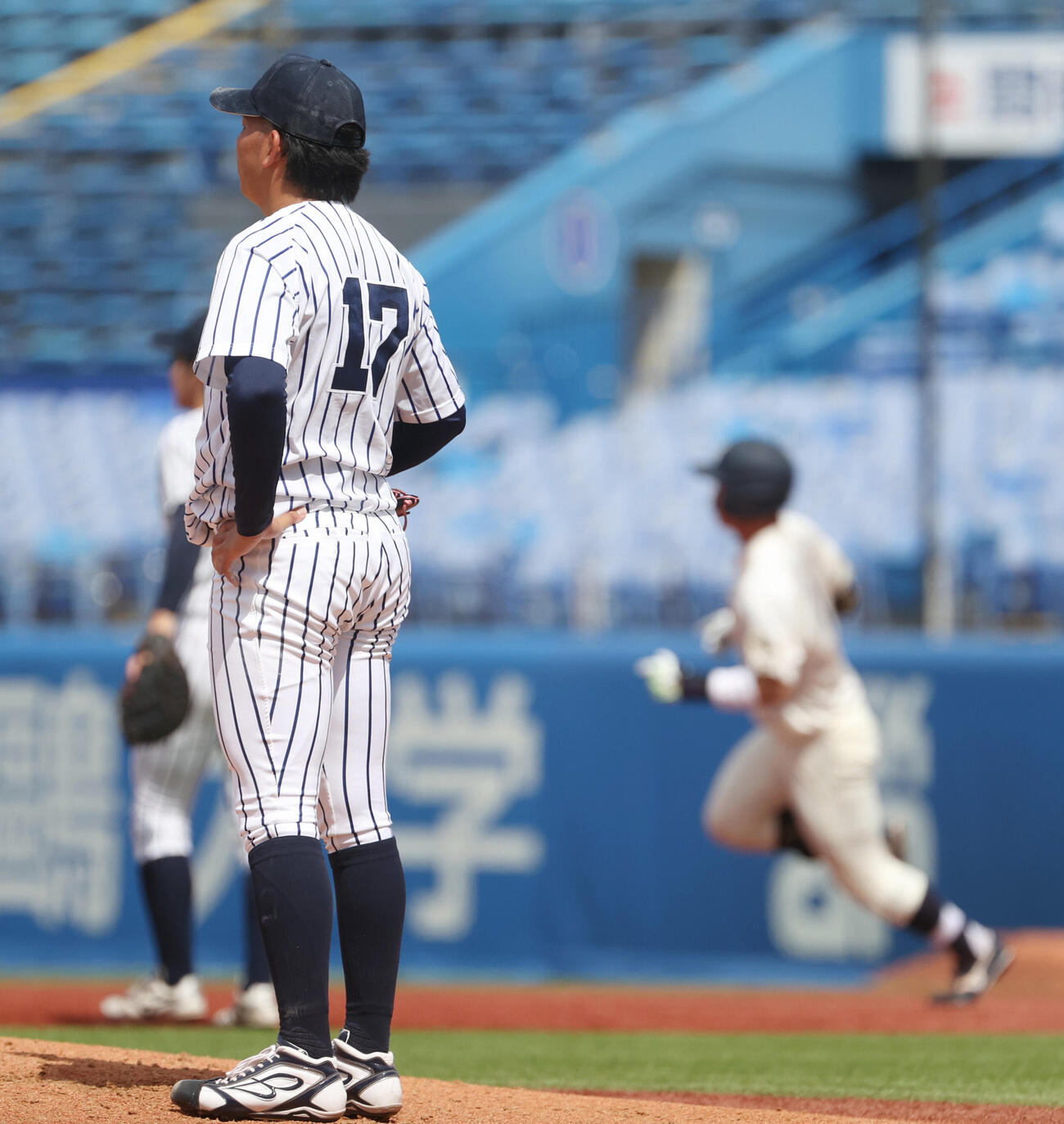 東京6大学野球　立大対明大　2回裏明大2死、榊原七斗に本塁打を浴びた立大・田中優飛（撮影・柴田隆二）
