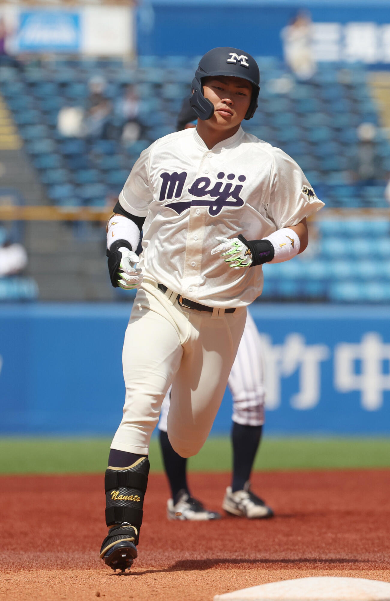 東京6大学野球　立大対明大　2回裏明大2死、榊原七斗は本塁打を放ち生還する（撮影・柴田隆二）
