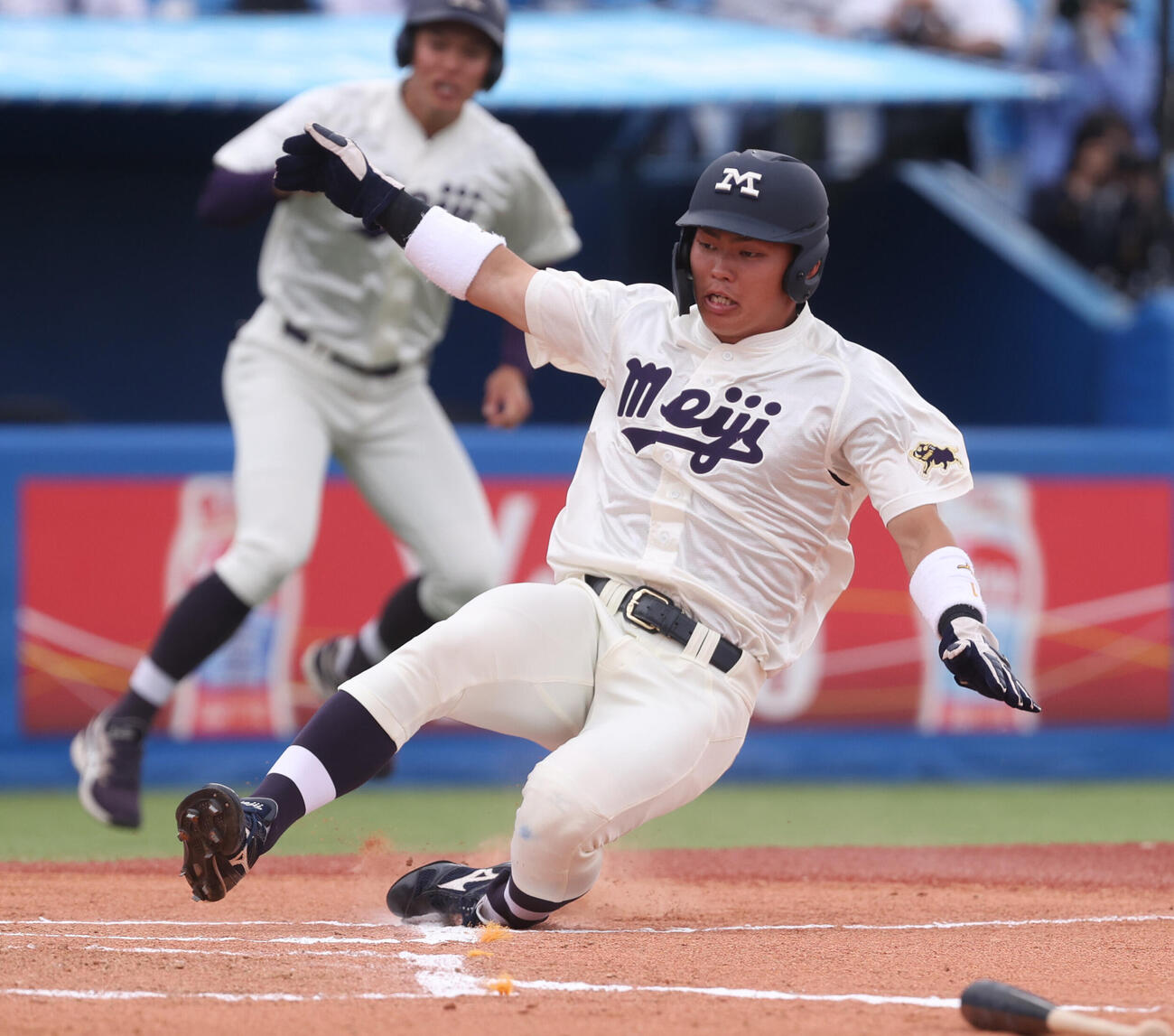 東京6大学野球　立大対明大　6回裏明大無死二塁、内海優太の適時打で二塁走者榊原七斗が生還する（撮影・柴田隆二）