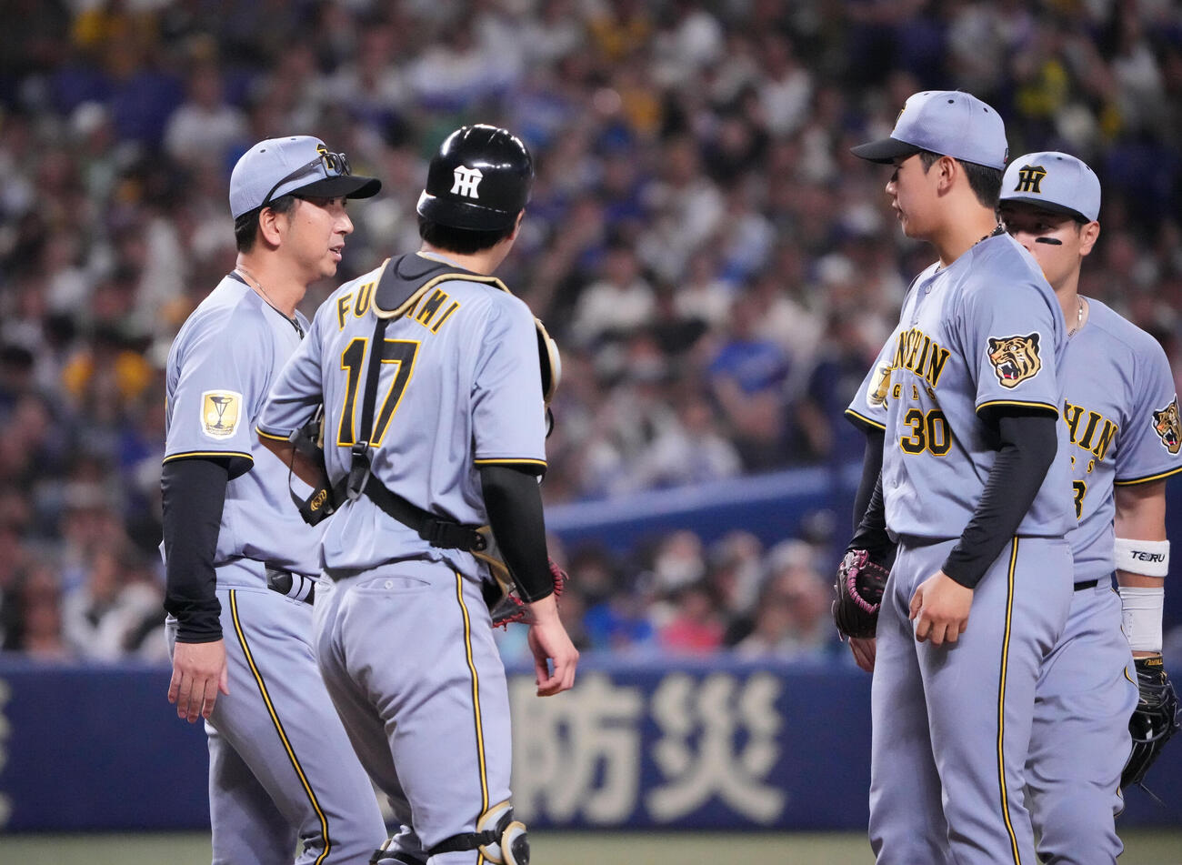 中日対阪神　1回裏中日1死二塁、藤川球児監督（左）はマウンドの門別啓人と言葉を交わす（撮影・森本幸一）
