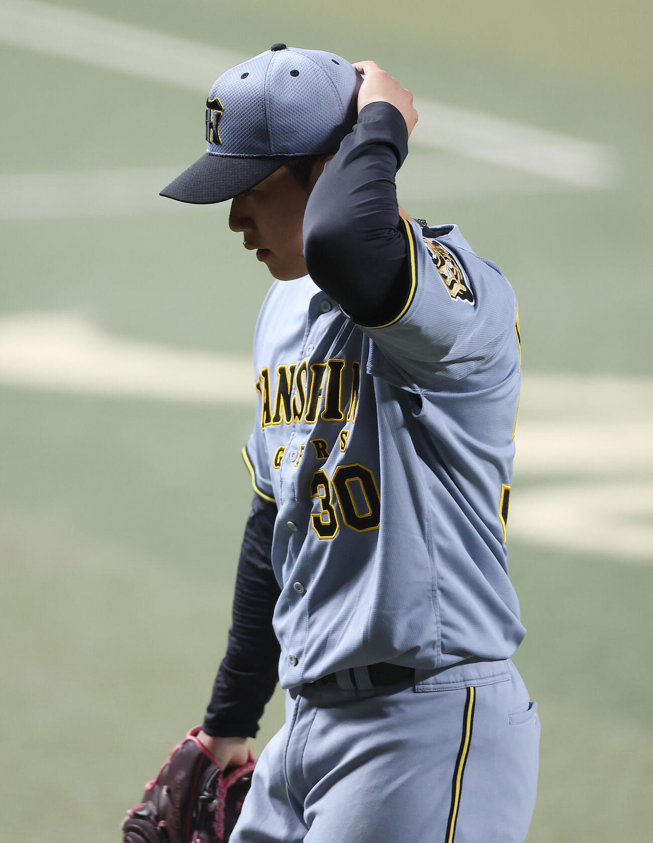 中日対阪神　1回裏を4失点で投げ終え、ベンチへ戻る阪神門別啓人（撮影・前田充）