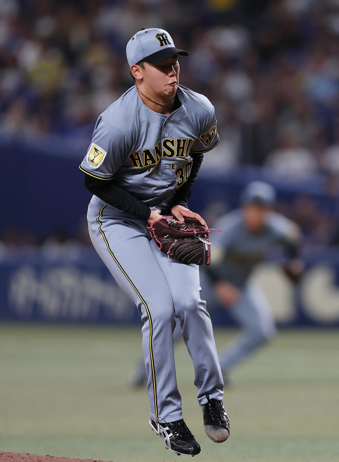 中日対阪神　4回裏中日2死、村松開人を投ゴロに打ち取る門別啓人（撮影・前田充）