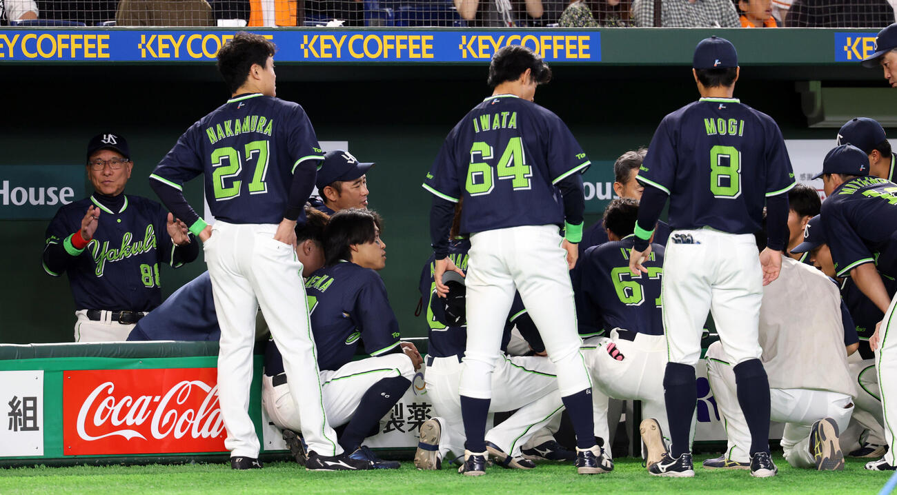 巨人対ヤクルト　試合前、円陣で笑顔で拍手するヤクルト池山隆寛監督（左）（撮影・浅見桂子）