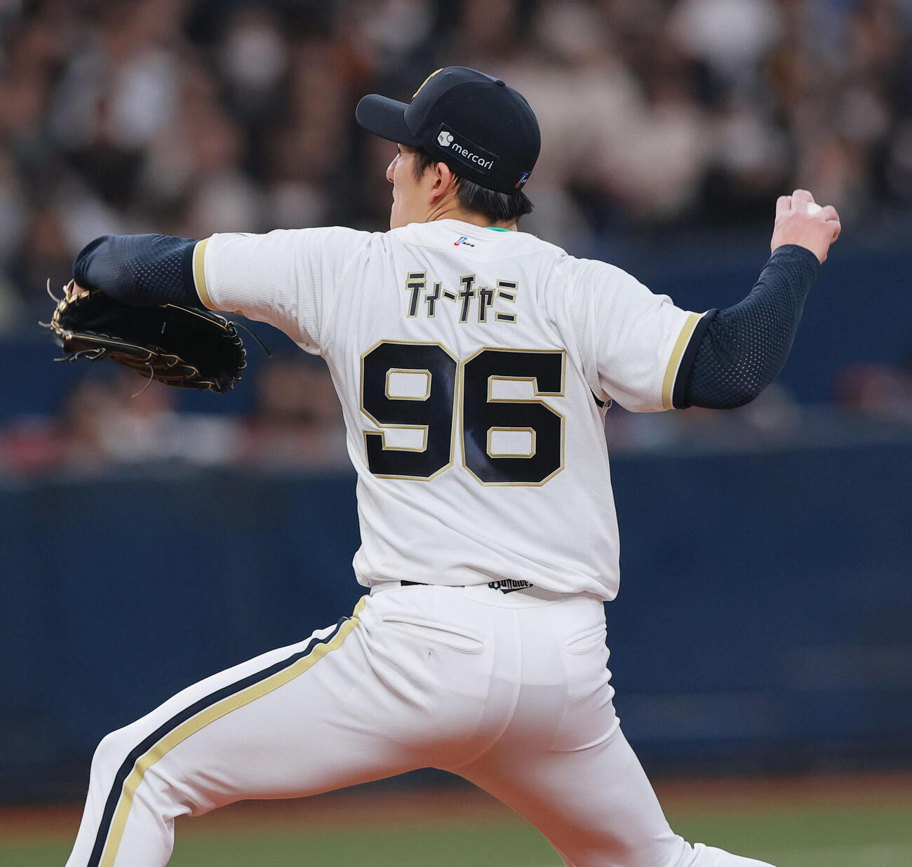 オリックス対ロッテ　特別ユニホームで投球するオリックス先発の高島泰都（撮影・上山淳一）