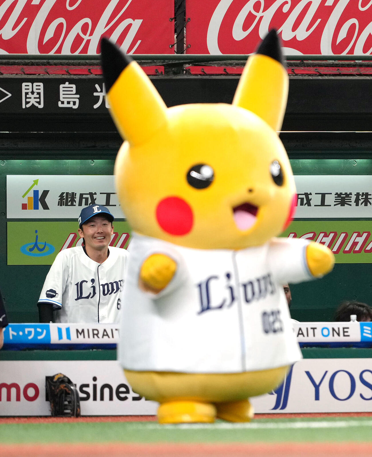 西武対ソフトバンク　グラウンドに登場したピカチュウに笑顔を見せる西武源田壮亮　（撮影・足立雅史）