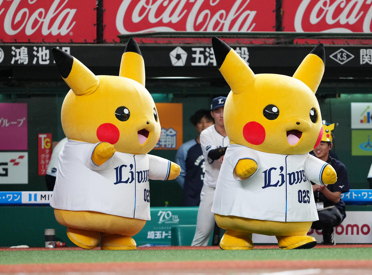 西武対ソフトバンク　グラウンドに登場したピカチュウ　（撮影・足立雅史）