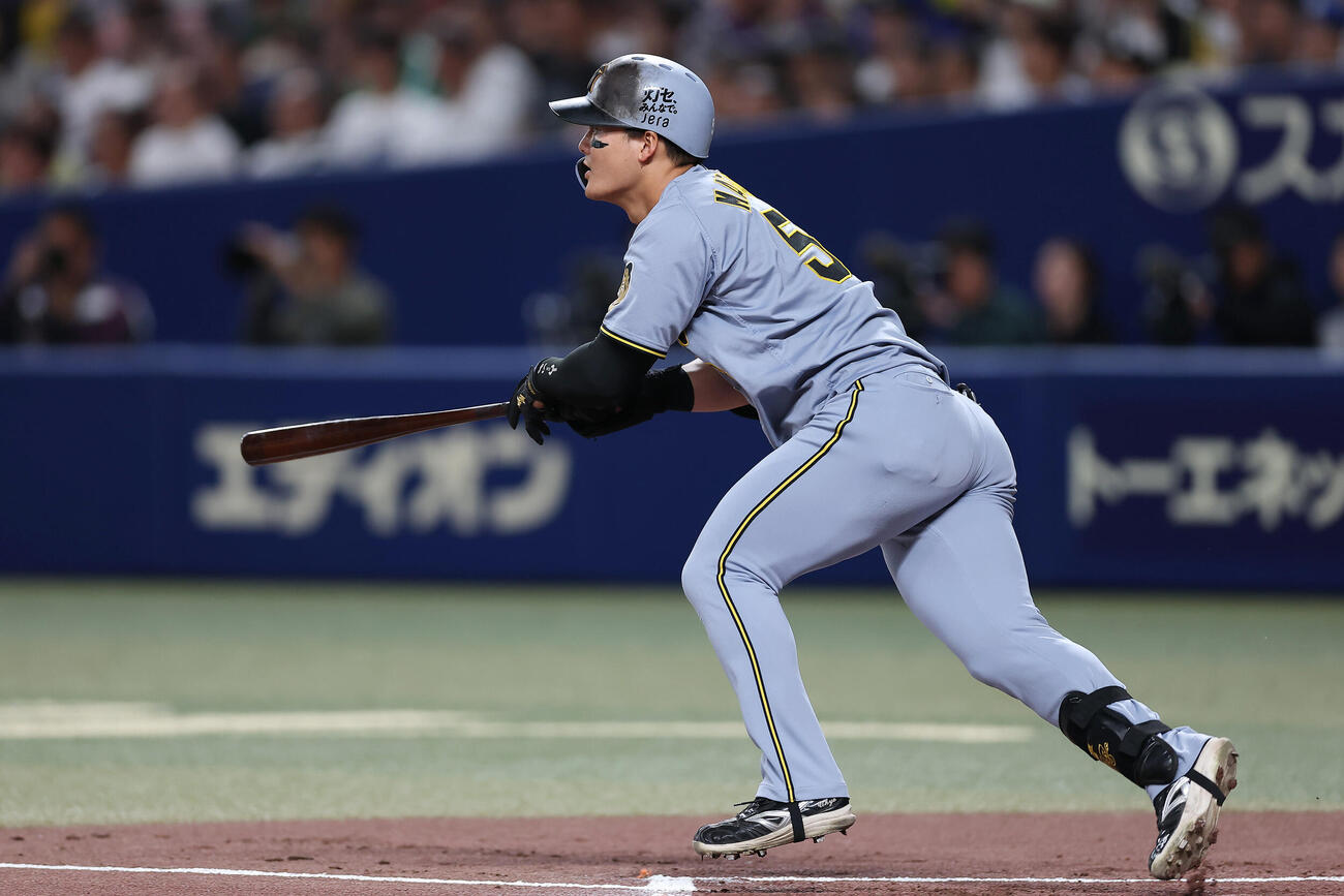 中日対阪神　1回表阪神2死満塁、右中間へ3点適時三塁打を放つ前川右京（撮影・前田充）