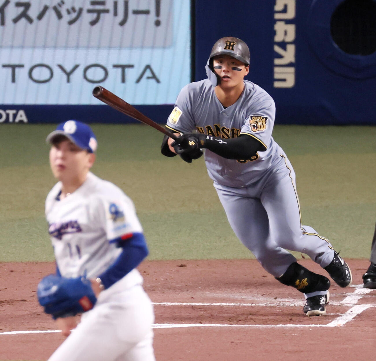 中日対阪神　1回表阪神2死満塁、前川右京は右中間へ走者一掃の3点適時二塁打を放つ。投手中西聖輝（撮影・加藤哉）
