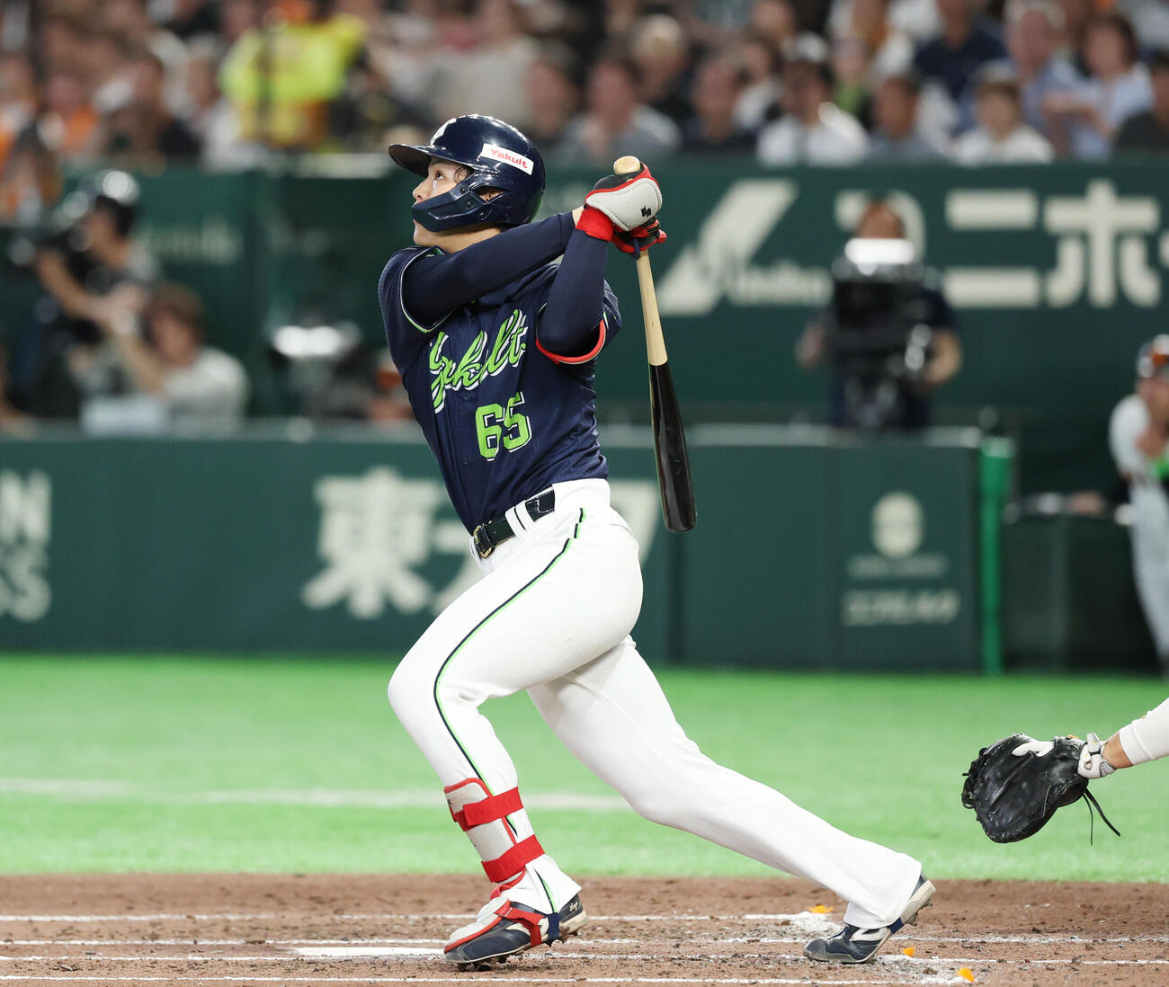 巨人対ヤクルト　3回表ヤクルト1死一、二塁、3点本塁打を放つ鈴木叶（撮影・増田悦実）